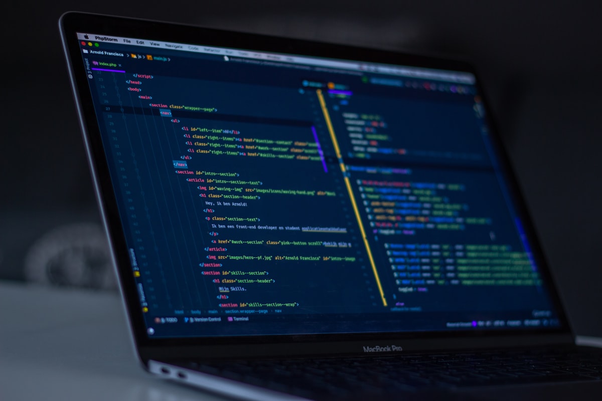Éditeur de code ouvert sur un ordinateur portable dans la pénombre